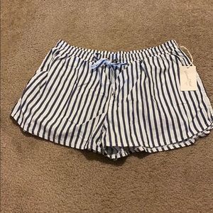 Universal Thread white & navy shorts. Size large.